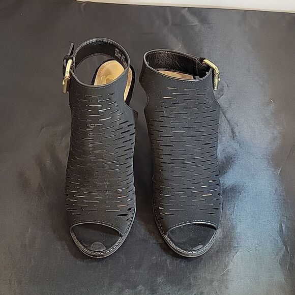 REPORT CUTOUT DESIGN DETAILS PEEP TOE ANKLE STRAP GOLD BUCKLE SANDAL - Picture 2 of 14